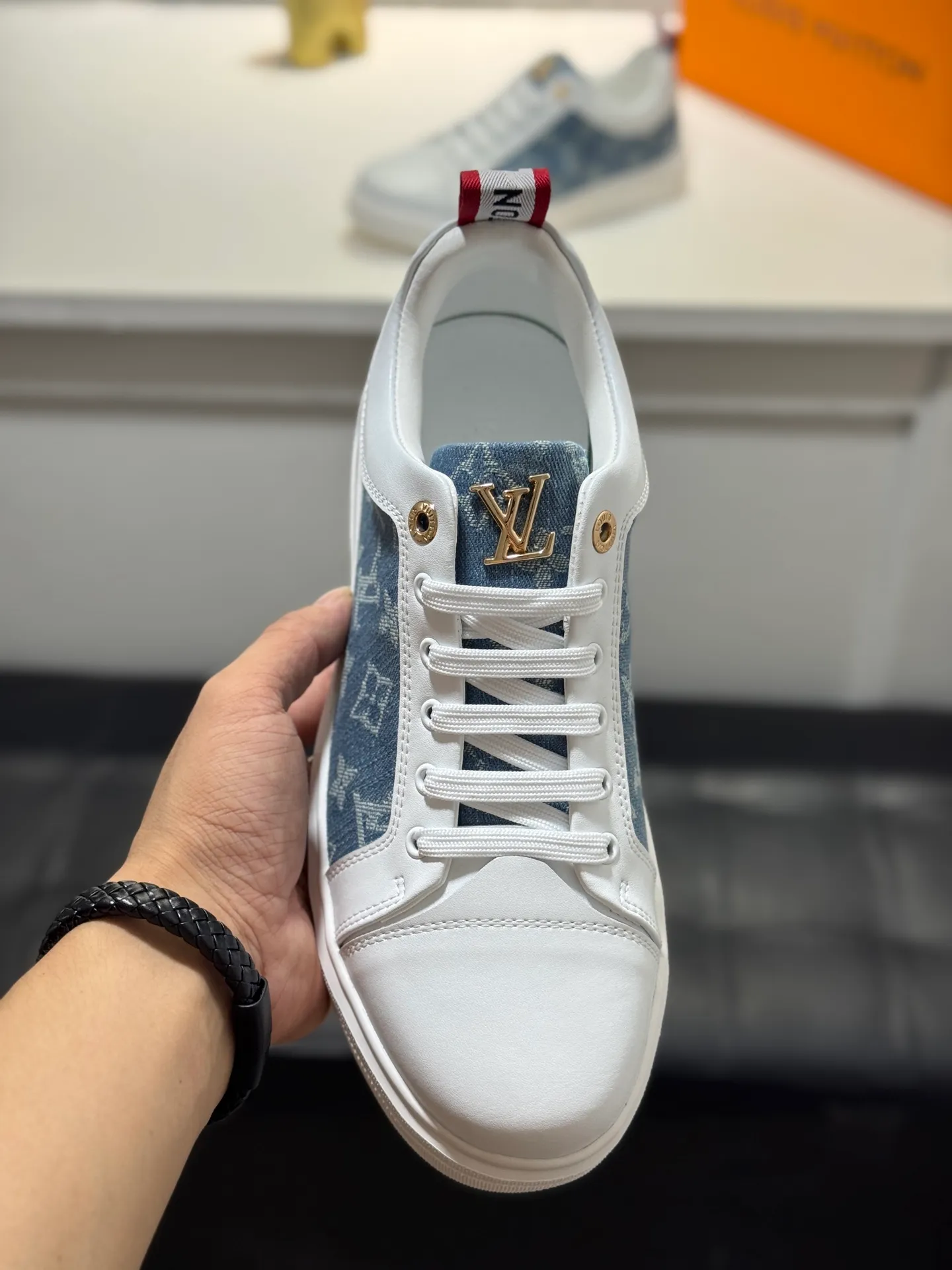 Men's shoes 💰400 [New model] 🌂🌂 Top quality original Louis Vuitton®️ Trendy and fashionable yet low-key men's casual shoes, LV cowhide embossed upper, comfortable and breathable, mesh lining, original rubber outsole, 2 colors available ~ a must-have for stylish men. Size: 38-44 (45 customized